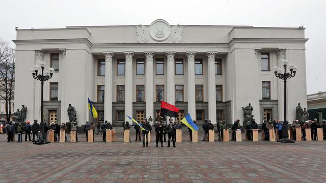 Des membres de l'opposition devant le parlement ukrainien ce samedi 22 février. [EPA/Keystone - Maxim Shipenkov]