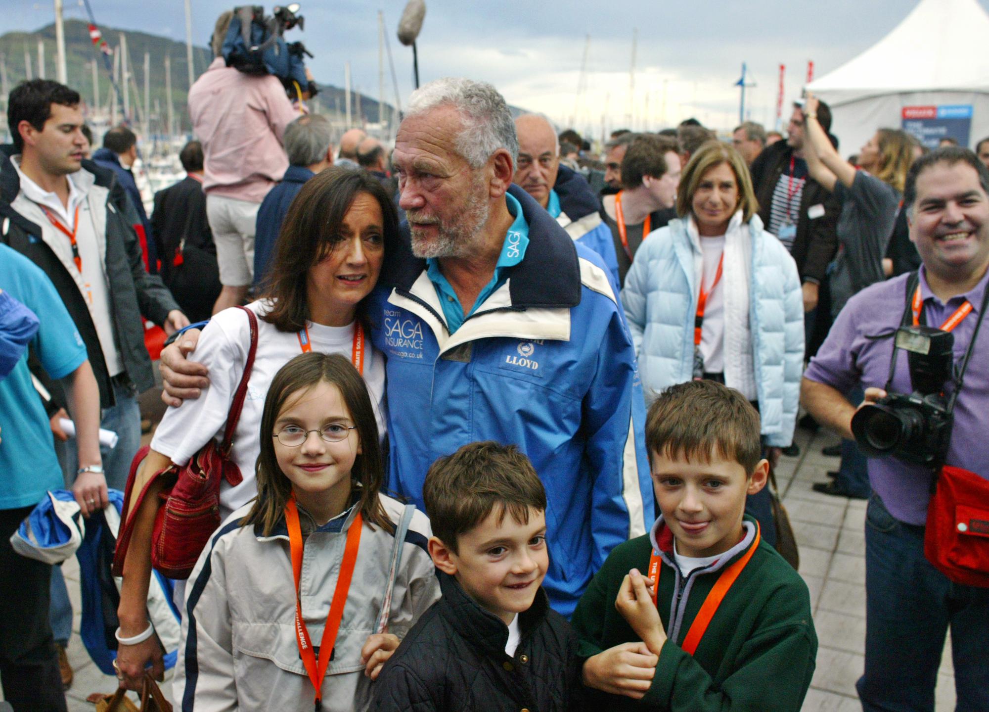 Le Britannique, ici en compagnie de ses proches, lors de l'Ocean Race en 2006. [REUTERS - Vincent West]