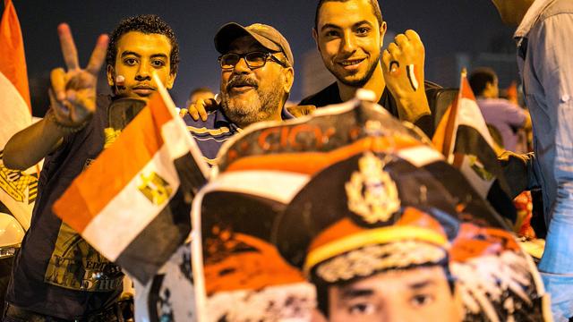 Dès que les premiers résultats ont commencé à circuler dans les rues du Caire, des milliers de partisans de l'ancien chef de l'armée ont lancé des feux d'artifice, brandi des drapeaux égyptiens et fêté la victoire de leur candidat en klaxonnant dans les rues bondées de la capitale. [Anadolu Agency - Amru Salahuddien]