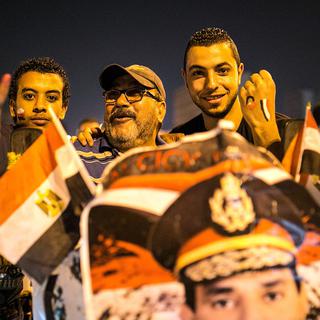 Dès que les premiers résultats ont commencé à circuler dans les rues du Caire, des milliers de partisans de l'ancien chef de l'armée ont lancé des feux d'artifice, brandi des drapeaux égyptiens et fêté la victoire de leur candidat en klaxonnant dans les rues bondées de la capitale. [Anadolu Agency - Amru Salahuddien]