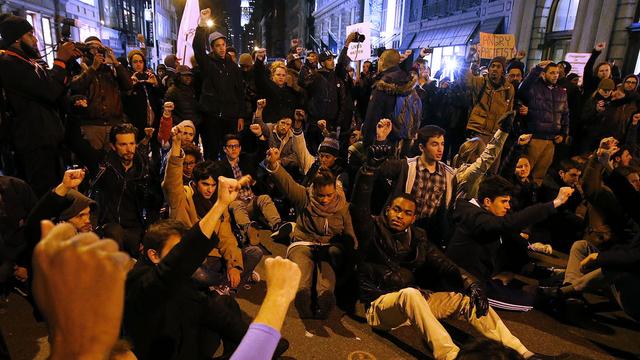 Un groupe de manifestants sur Broadway, à Manhattan. [AP Photo/Jason DeCrow]