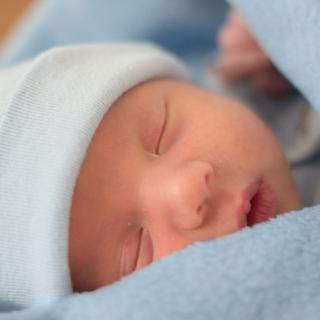 Le nouveau-né renouvelle à chaque naissance le monde autour de lui. [vivid pixels]