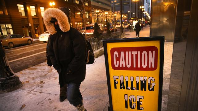 Des piétons bravant le froid à Chicago. [Getty Images - Scott Olson]