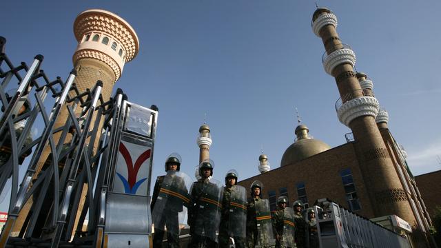 La police paramilitaire chinoise garde l'entrée de la mosquée de Dong Duruk dans le centre de la ville d'Urumqi, Chine. [David Gray]