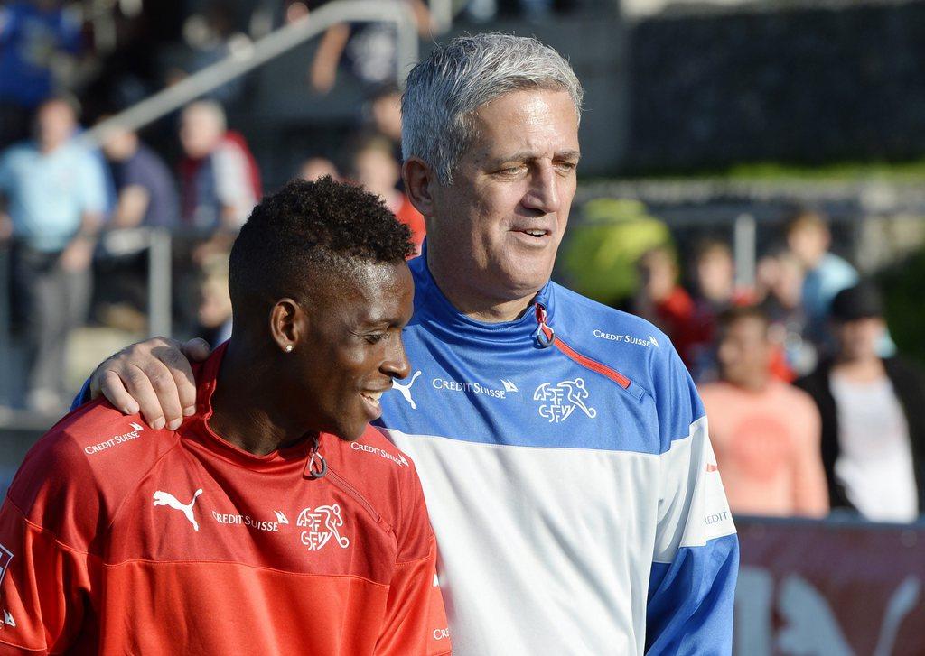 Moubandje, ici avec Petkovic, lors de son premier entraînement avec la Nati. [Steffen Schmidt]