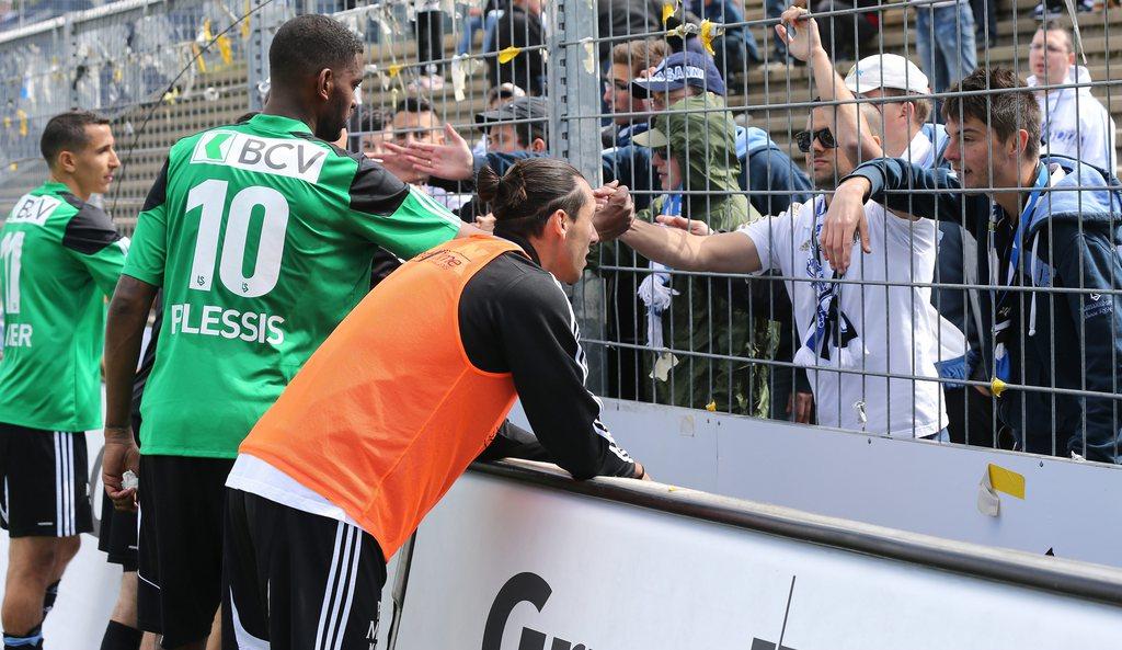 Les joueurs vaudois sont allés saluer leurs fans, sitôt le match terminé. [KEYSTONE - PATRIK STRAUB]