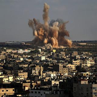 Une bombe israélienne explosant sur un quartier de l'est de la ville de Gaza samedi. [EPA/Keystone - Mohammed Sabar]