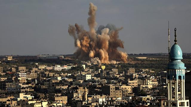 Une bombe israélienne explosant sur un quartier de l'est de la ville de Gaza samedi. [EPA/Keystone - Mohammed Sabar]
