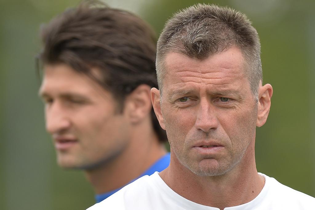 Le torchon brûlerait entre Michael Skibbe (au 1er plan) et son capitaine "Vero" Salatic. [KEYSTONE - Walter Bieri]