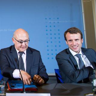 Les ministres français Michel Sapin et Emmanuel Macron (centre et gauche), avec le ministre allemand Wolfgang Schäuble. [EPA/Bernd von Jutrczenka]