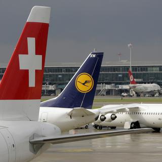 Un avion de Lufthansa entre deux avions Swiss sur le tarmac zurichois. [Alessandro Della Bella]