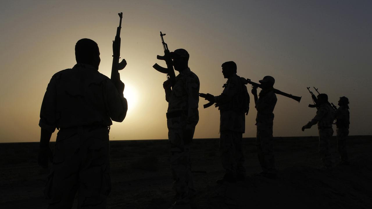 Des combattants chiites patrouillent dans la région du sud de Bagdad menacée par les djihadistes du groupe État islamique - 3 juillet 2014. [Reuters - Alaa Al-Marjani]