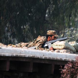 Un soldat pakistanais positionné sur un toit proche de l'école attaquée. [Khuram Parvez]
