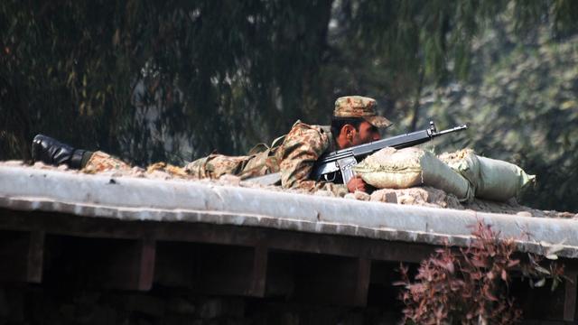 Un soldat pakistanais positionné sur un toit proche de l'école attaquée. [Khuram Parvez]