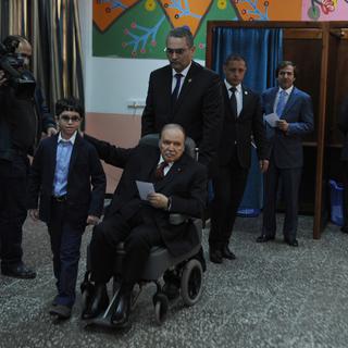 Le président sortant s'est rendu aux urnes installé dans une chaise roulante. [Farouk Batiche]