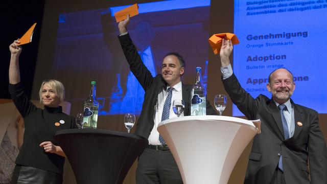 Le président du PDC Christophe Darbellay, au centre, a lancé la campagne du parti pour les fédérales 2015 aux côtés d'Elisabeth Schneider-Schneiter et de Dominique de Buman samedi à Berne. [Peter Klaunzer]