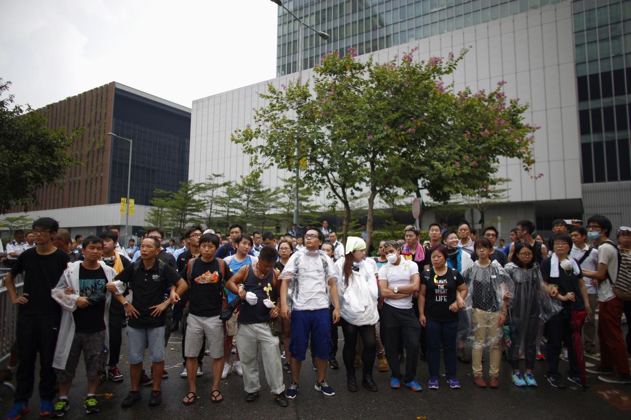 Une centaine de personnes ont bloqué l'entrée du bâtiment du chef de l'exécutif hong-kongais Leung Chun-ying vendredi matin. [REUTERS - Carlos Barria]