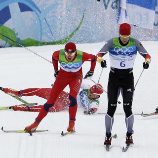 Dario Cologna a chuté dans le sprint final des 50 km de ski de fond à Sotchi. [AP/Keystone - Elaine Thompson]