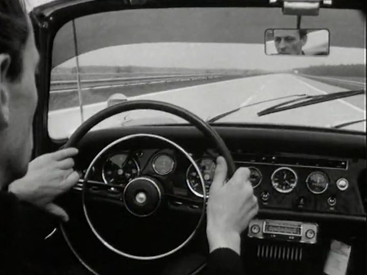 Un nouveau moyen d'éviter les bouchons sur la route en 1966. [RTS]