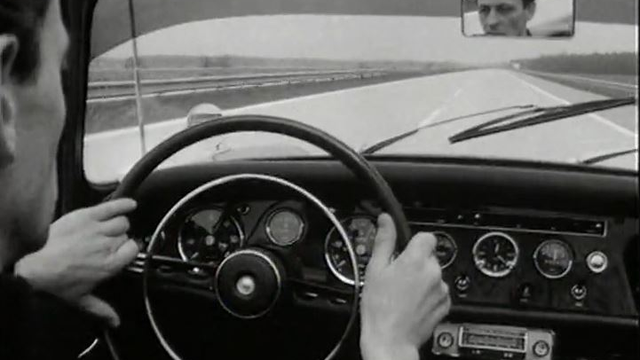 Un nouveau moyen d'éviter les bouchons sur la route en 1966. [RTS]