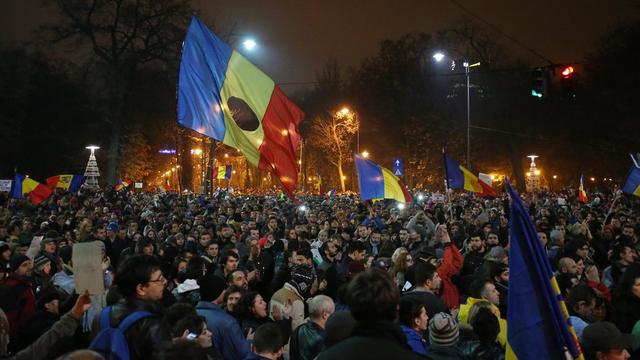 Des milliers de personnes ont manifesté dimanche soir à Bucarest pour dénoncer les conditions de vote des Roumains à l'étranger. [EPA/Mircea Rosca]