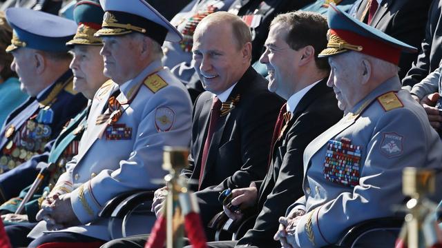 Vladimir Poutine et Dmitry Medvedev assistant à la parade militaire. [EPA/Keystone - Yuri Kochetov]