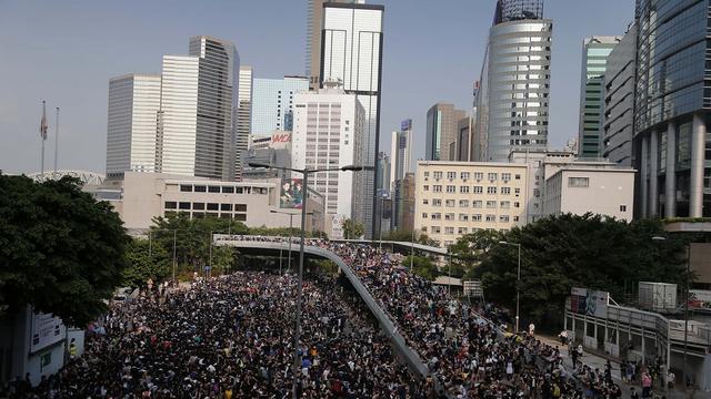 Des milliers de manifestants autour du quartier général du gouvernement à Hong Kong ce lundi. [AP Photo/Wong Maye-E]