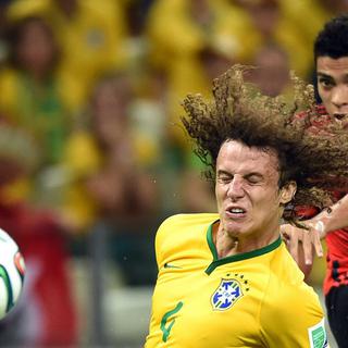 Duel entre le Brésilien David Luiz (gauche) et le Mexicain Raul Jimenez. [EPA/Sergey Dolzhenko]