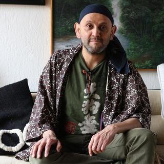 Le comédien et metteur en scène Omar Porras, chez lui à Genève en avril 2014. [RTS - Charles Sigel]