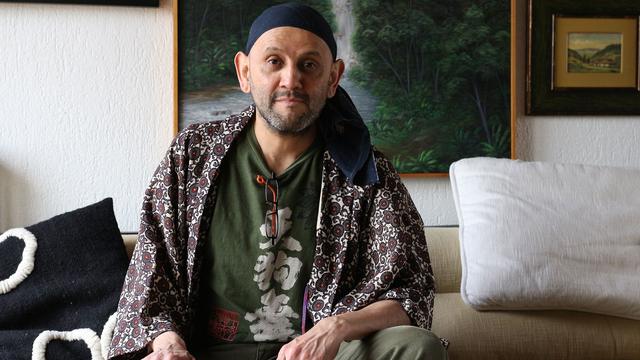 Le comédien et metteur en scène Omar Porras, chez lui à Genève en avril 2014. [RTS - Charles Sigel]
