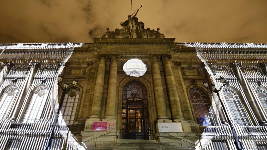 La facade du Musée d'art et d'histoire illuminée par une performance lors de la nuit des musées 2013.