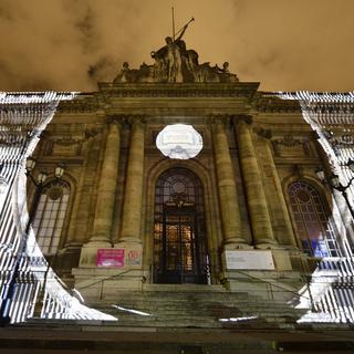 La facade du Musée d'art et d'histoire illuminée par une performance lors de la nuit des musées 2013.