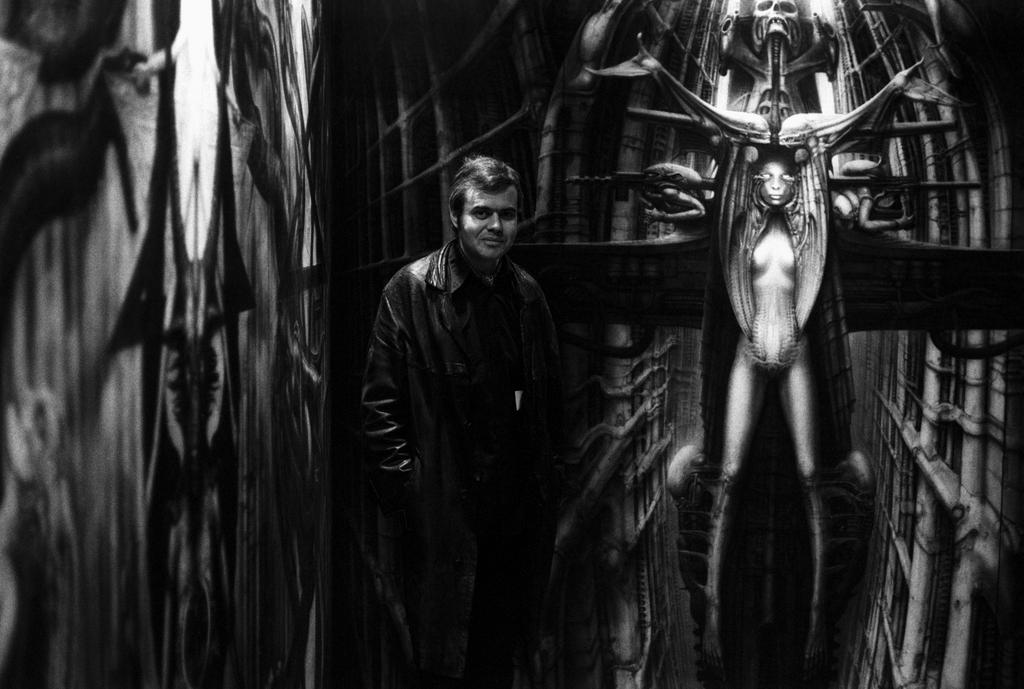 L'artiste suisse pose avec son oeuvre en 1981 après la sortie du film "Alien". [Keystone - Str]