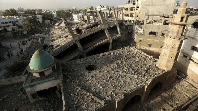 Etat de la mosquée historique Al Omari à Jabaliya dans la bande de Gaza, suite à des bombardements au début août 2014. [Mohammed Abed]