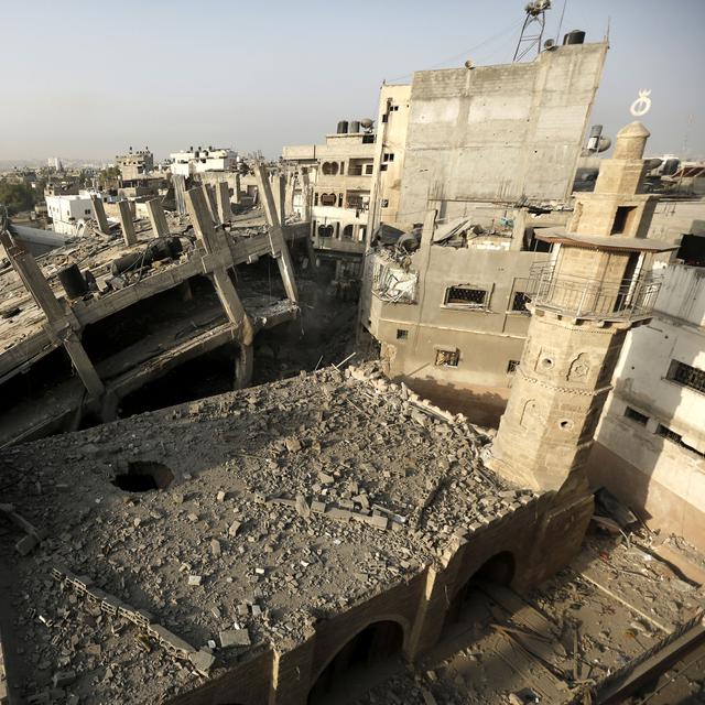 Etat de la mosquée historique Al Omari à Jabaliya dans la bande de Gaza, suite à des bombardements au début août 2014. [Mohammed Abed]