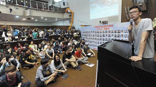 Les étudiants qui occupent le parlement à Taipei ont été rejoints à l'extérieur par des milliers de manifestants. [Mitsuru Tamura/The Yomiuri Shimbun]