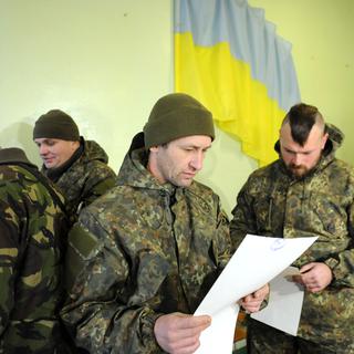 Des volontaires du bataillon Azov à l'heure du vote dimanche à Marioupol. [Alexander Khudoteply]