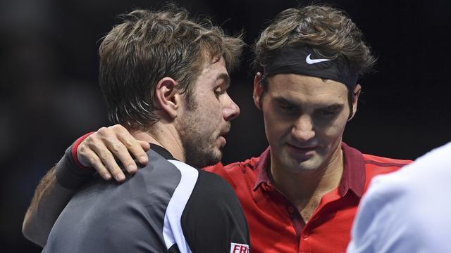 L'accolade entre les deux joueurs suisses après la demi-finale du Masters [AP Photo/Tim Ireland]