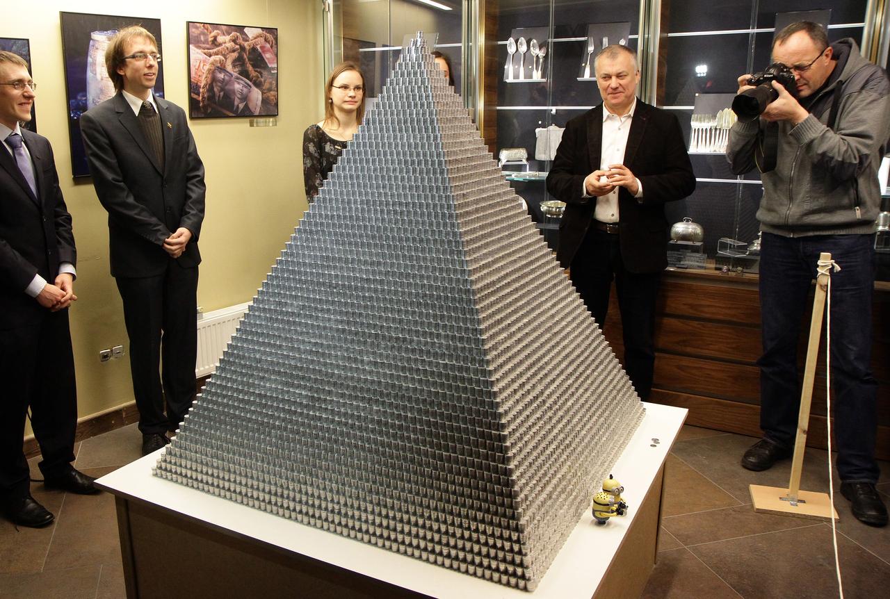 Fin novembre, les Lituaniens ont déjà dit adieu au litas en construisant une pyramide avec un million de pièces de monnaie, un record enregistré dans le Guinness. [AFP - Petras Malukas]