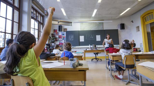 Les élèves romands sont en moyenne moins bons en maths et en sciences que leurs homologues alémaniques, selon la dernière étude PISA. [Salvatore Di Nolfi]