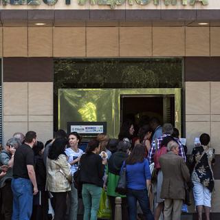 Les Bulgares font la queue pour retirer leur argent. [EPA/STRINGER]