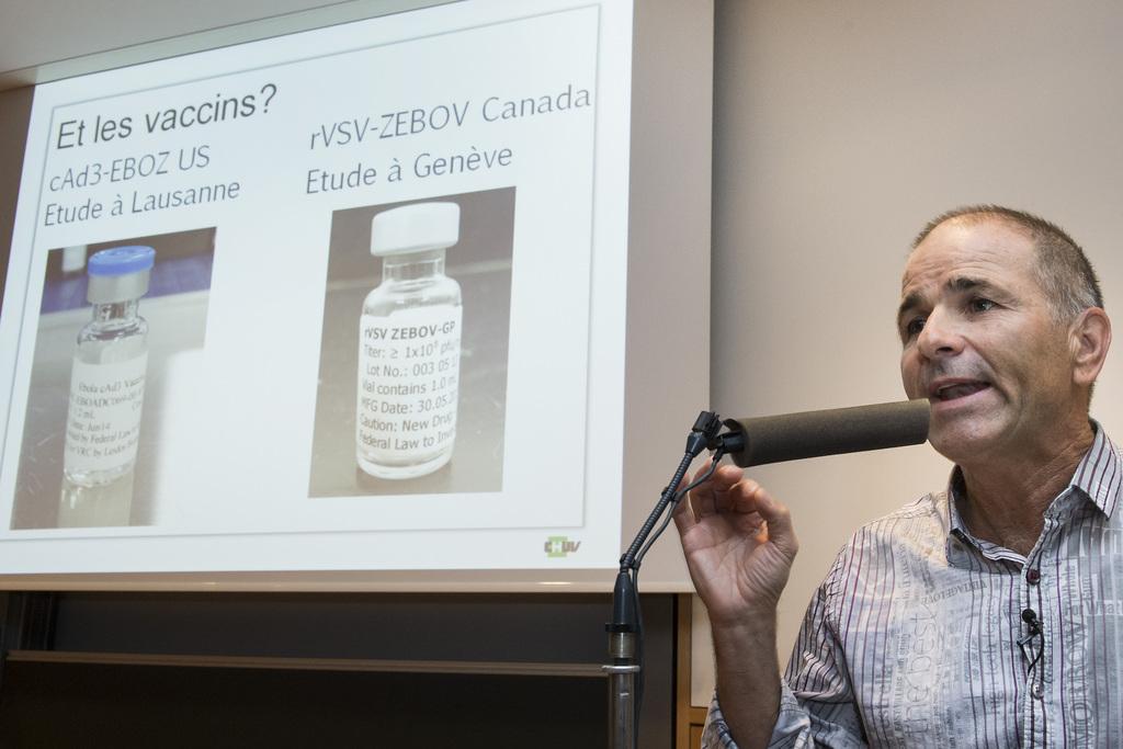 Le professeur Blaise Genton, médecin-chef au service des maladies infectieuses du Centre hospitalier universitaire vaudois (CHUV) à Lausanne, devant la presse le 28 octobre. [KEYSTONE - KEYSTONE/Jean-Christophe Bott]