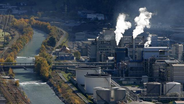 Une partie de l'usine Lonza au bord du Rhône en Valais. [Keystone - Olivier Maire]