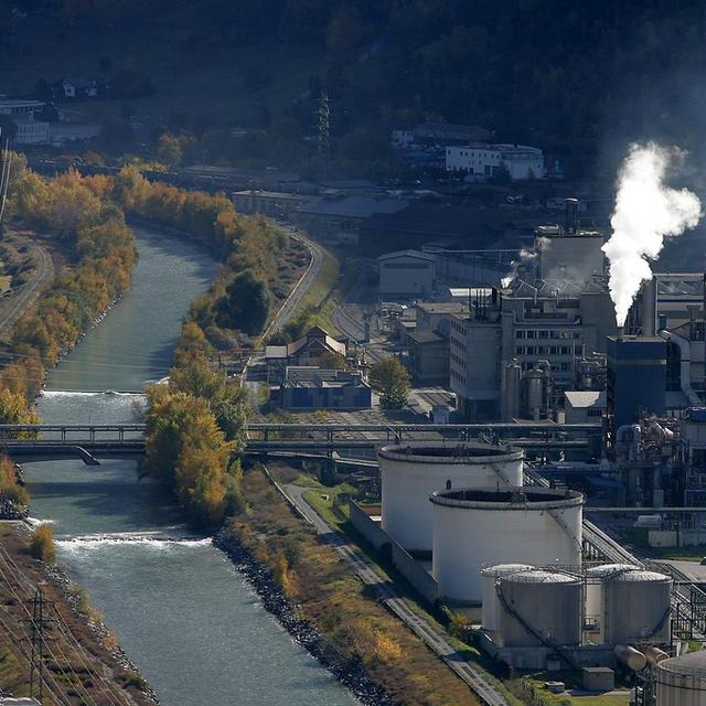 Une partie de l'usine Lonza au bord du Rhône en Valais. [Keystone - Olivier Maire]