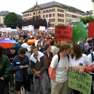 La gay pride à Sion (ici sur la Place de la Planta) de 2001 avait créé une grande controverse. [Andree-Noelle Pot]