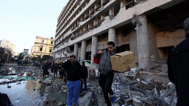 Une voiture piégée a explosé devant le bâtiment officiel. [EPA/KHALED ELFIQI]