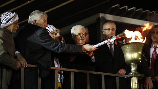 Le président Mahmoud Abbas lors d'une célébration pour le 50e anniversaire de la fondation du Fatah, juste après avoir signé une demande d'adhésion de la Palestine à la Cour pénale internationale. [Mohamad Torokman]