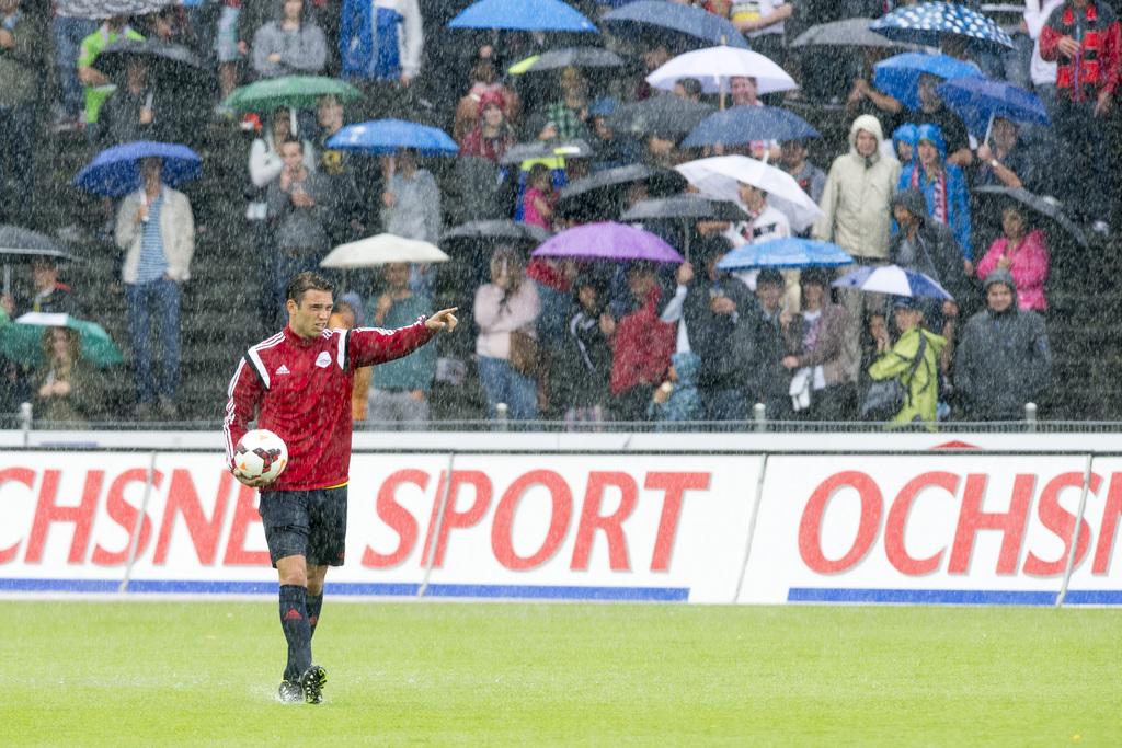 Les fortes pluies ont contraint l'arbitre à renvoyer tout le monde au vestiaire pour de bon. [KEYSTONE - SIGI TISCHLER]