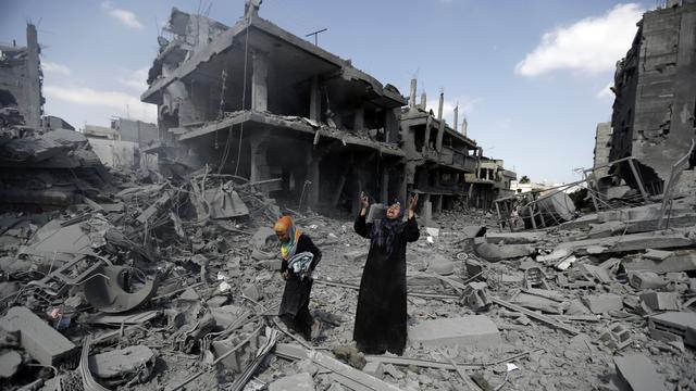 Les Palestiniens découvrent les dégâts dans leur quartier. [Mohammed Abed]