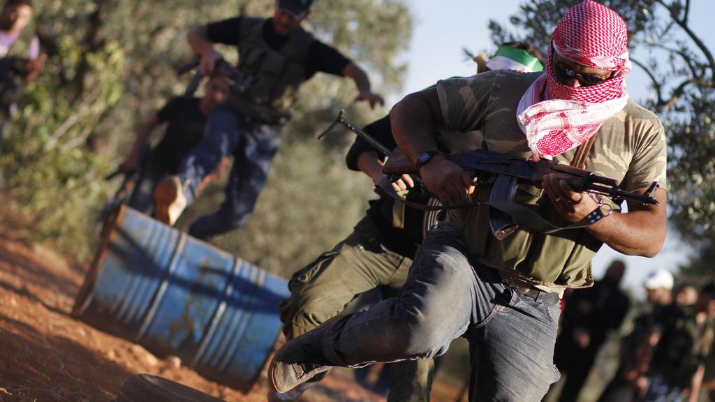 Une séance d'entraînement d'un groupe de rebelles syriens. [AP Photo/Khalil Hamra]